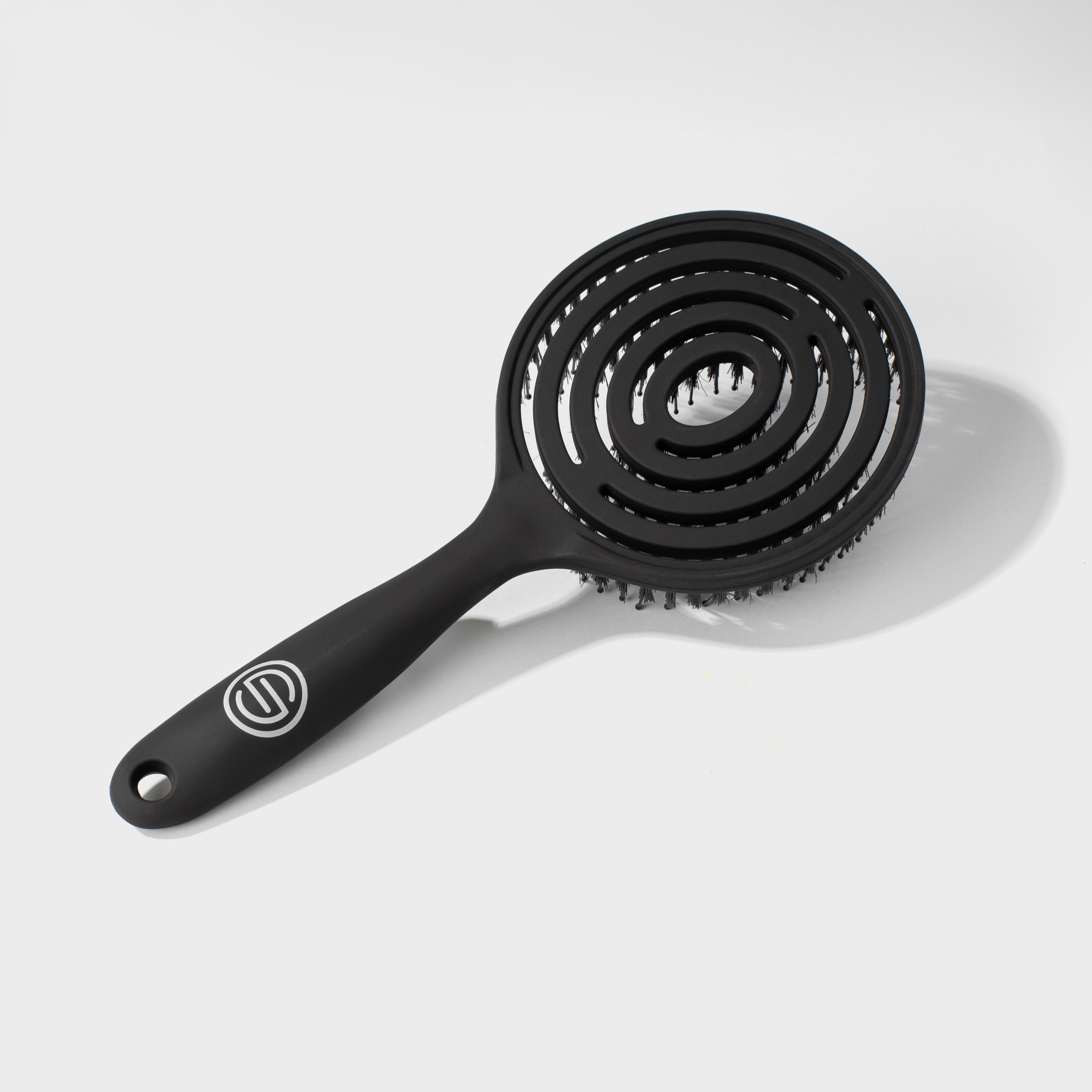 BRILLIANCE HAIRBRUSH
Dein Schlüssel zu gesundem, glänzendem und perfekt gepflegtem Haar.